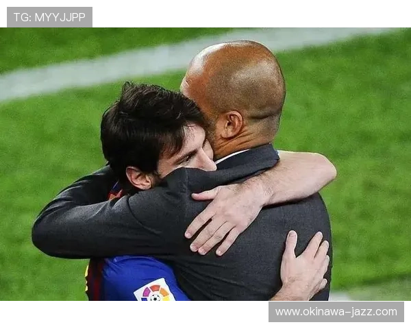 记者直击梅西朝奥城助教示意签名