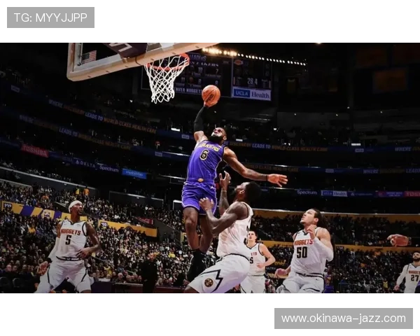 詹皇里夫斯默契惊人 神仙空接暴扣成亮点